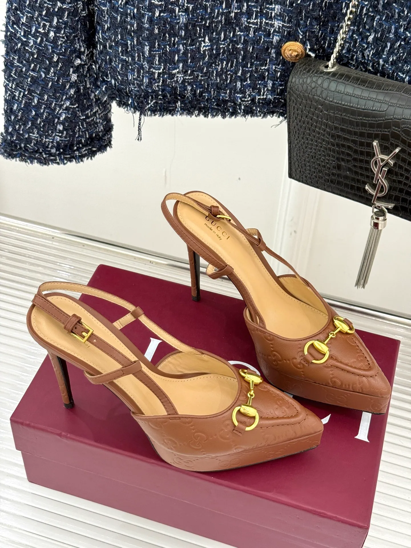 👟👟Ex-factory price 680👟👟 Gucci/Gucci classic horsebit pointed-toe platform high-heeled sandals, which perfectly integrate classic elements and fashionable design. These sandals are decorated with the iconic horsebit. The metallic horsebit embellishes the upper, exuding a strong retro style and highlighting the brand heritage. The design of the waterproof platform and the high heel complement each other. The 9.5 cm high heel and the 2 cm waterproof platform can effectively reduce the pressure on the foot while elongating the leg line, making walking more stable. The adjustable ankle buckle design is not only easy to put on and take off, but can also be adjusted according to personal foot shape to ensure a comfortable fit. Whether paired with an elegant dress for formal occasions or paired with simple trousers to create a fashionable street style, these sandals can be easily worn, adding a touch of color to the overall look and showing the wearer's unique taste and fashion attitude. The fabric is made of original customized calfskin, the inner pads are all sheepskin, and the genuine leather outsole imported from Italy size: 35-39 (40/41/42 customized)